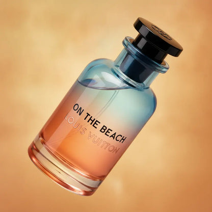 Detalhe do frasco do perfume On The Beach Eau de Parfum Unissex - Louis Vuitton com foco no vidro e no líquido