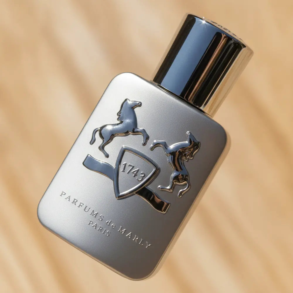 Detalhe do frasco do perfume Pegasus Eau de Parfum Masculino - Parfums de Marly com foco no vidro e no líquido