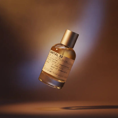 Perfume Santal 33 Eau de Parfum Unissex - Le Labo em composição atmosférica com iluminação sofisticada