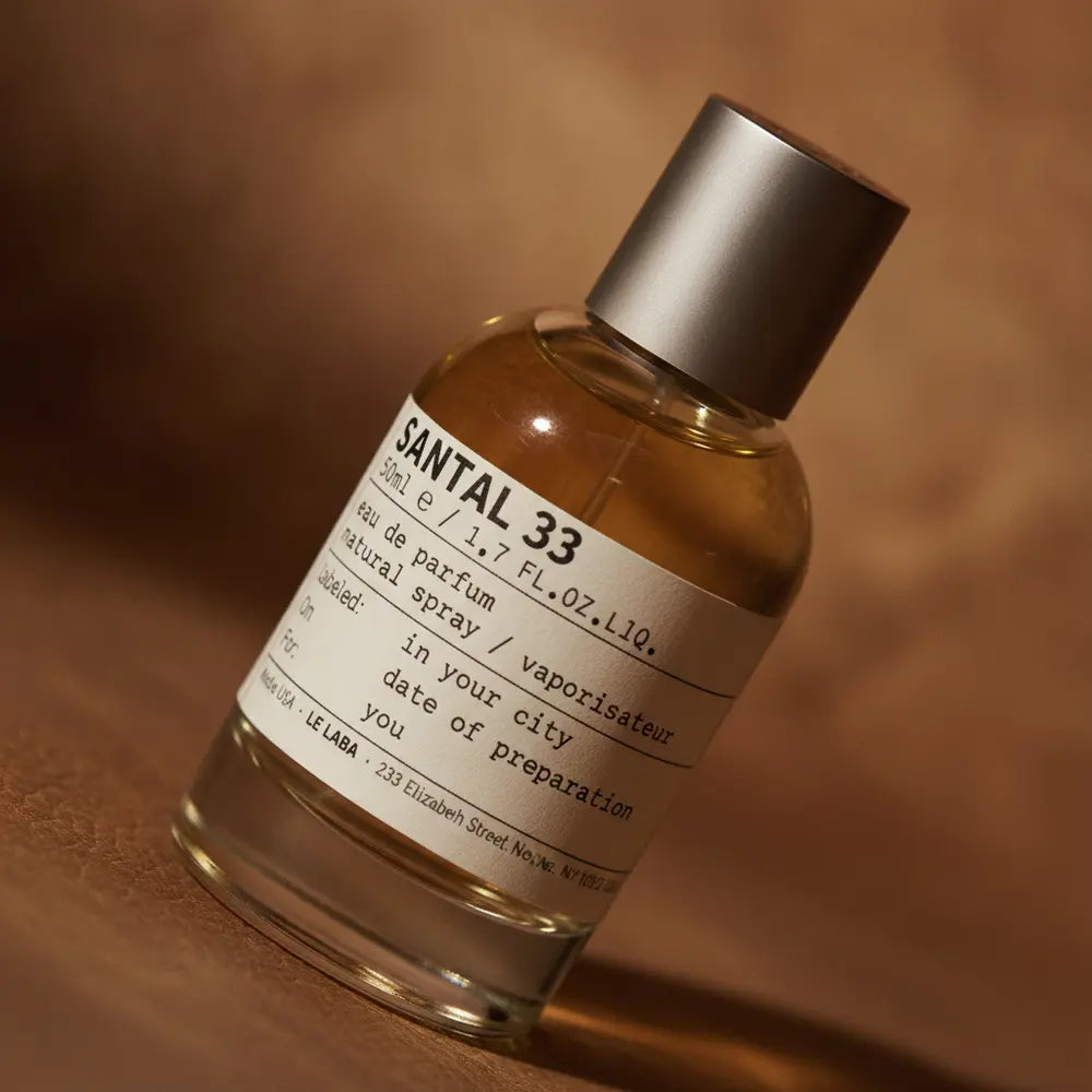 Detalhe do frasco do perfume Santal 33 Eau de Parfum Unissex - Le Labo com foco no vidro e no líquido