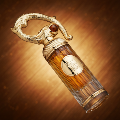 Detalhe do frasco do perfume Sehr Lattafa Eau de Parfum Unissex - Lattafa com foco no vidro e no líquido