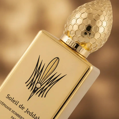 Detalhe do frasco do perfume Soleil de Jeddah Eau de Parfum Unissex - Stéphane Humbert Lucas com foco no vidro e no líquido