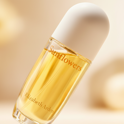 Detalhe do frasco do perfume Sunflowers Eau de Toilette Feminino - Elizabeth Arden com foco no vidro e no líquido