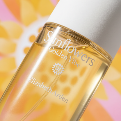 Detalhe do frasco do perfume Sunflowers Golden Vibe Eau de Toilette Feminino - Elizabeth Arden com foco no vidro e no líquido