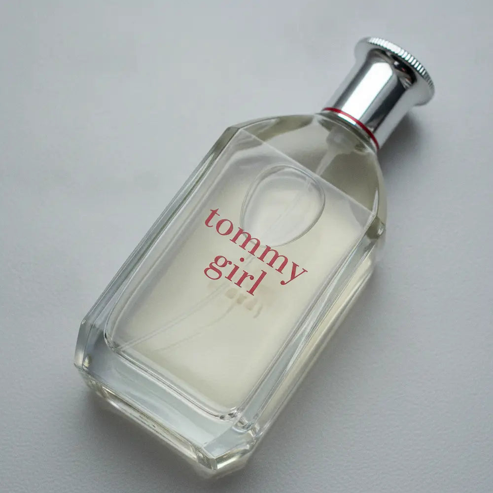 Detalhe do frasco do perfume Tommy Girl Eau de Toilette Feminino - Tommy Hilfiger com foco no vidro e no líquido