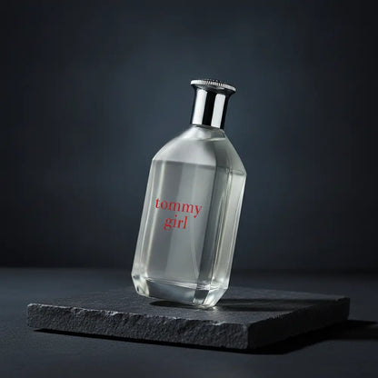Perfume Tommy Girl Eau de Toilette Feminino - Tommy Hilfiger em composição de luxo com iluminação sofisticada