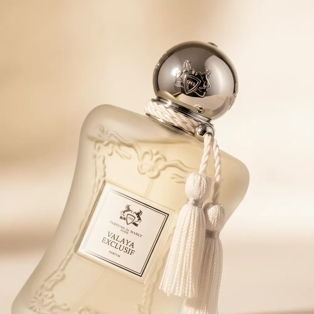 Detalhe do frasco do perfume Valaya Exclusif Parfum Feminino - Parfums de Marly com foco no vidro e no líquido