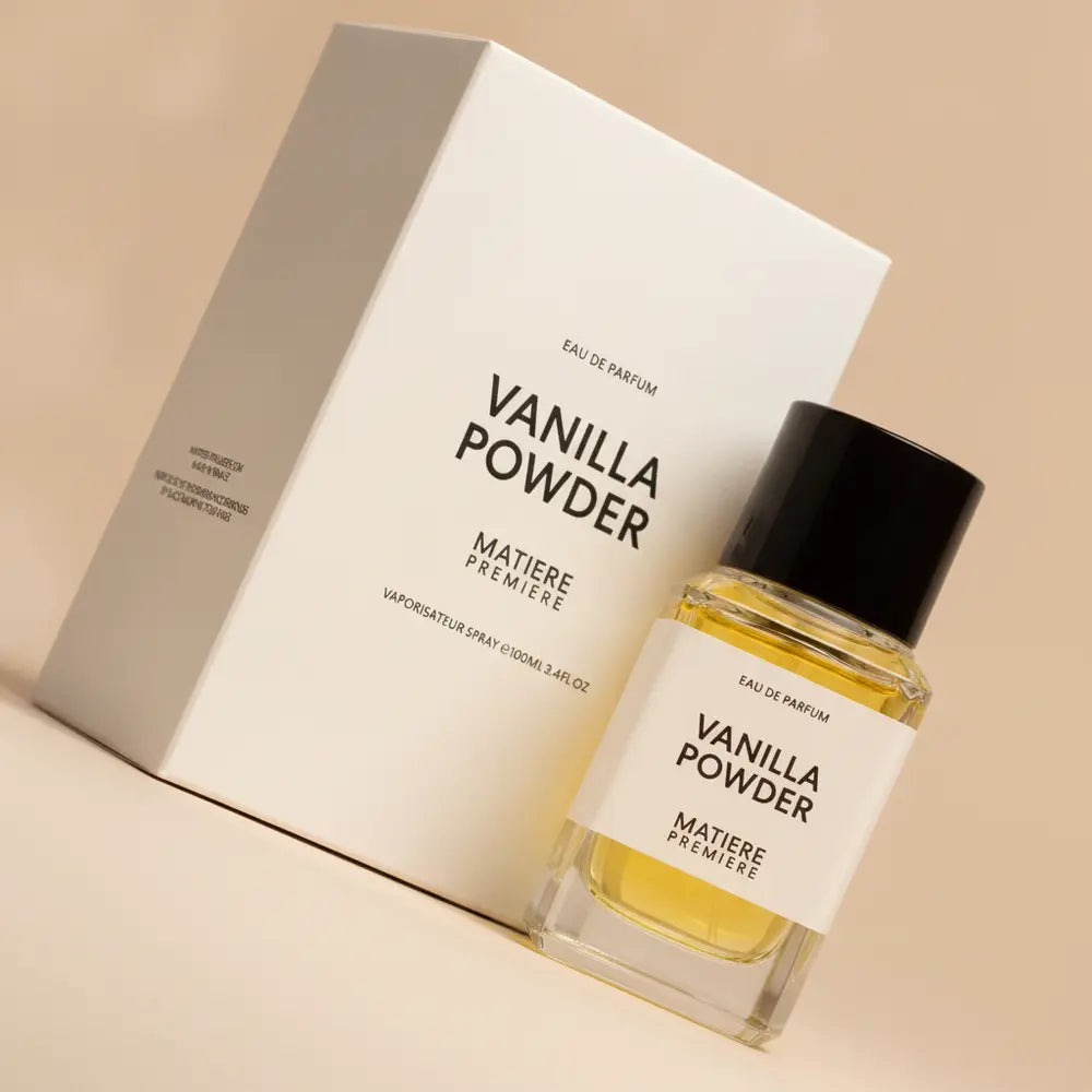 Detalhe do frasco do perfume Vanilla Powder Eau de Parfum Unissex - Matiere Premiere com foco no vidro e no líquido