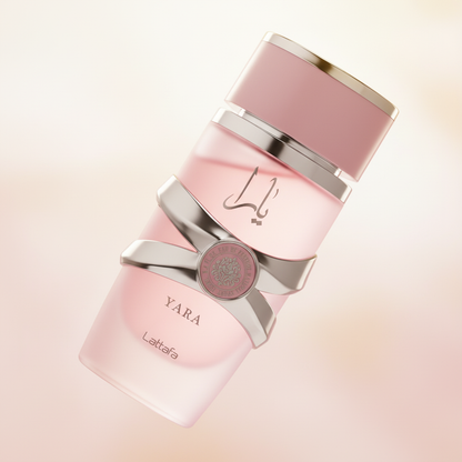 Detalhe do frasco do perfume Yara Eau de Parfum Feminino - Lattafa com foco no vidro e no líquido